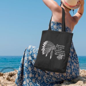 tote bag la que me hace ser feliz en este condenado infierno negro
