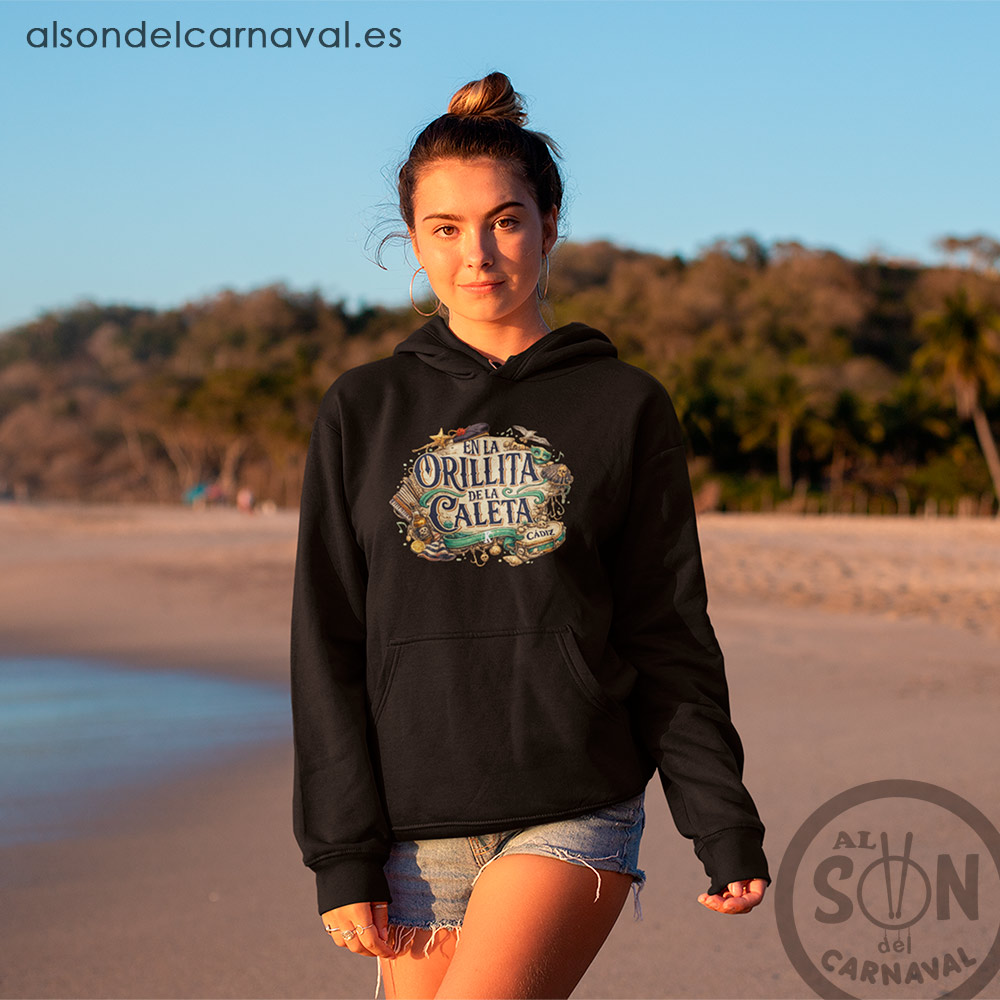 sudadera en la orillita de la caleta con gorro negra